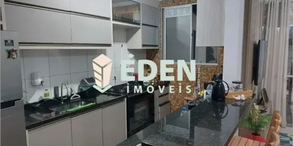 Fachada de casa térrea com portão branco e garagem no bairro Jardim Nathalia em Sorocaba