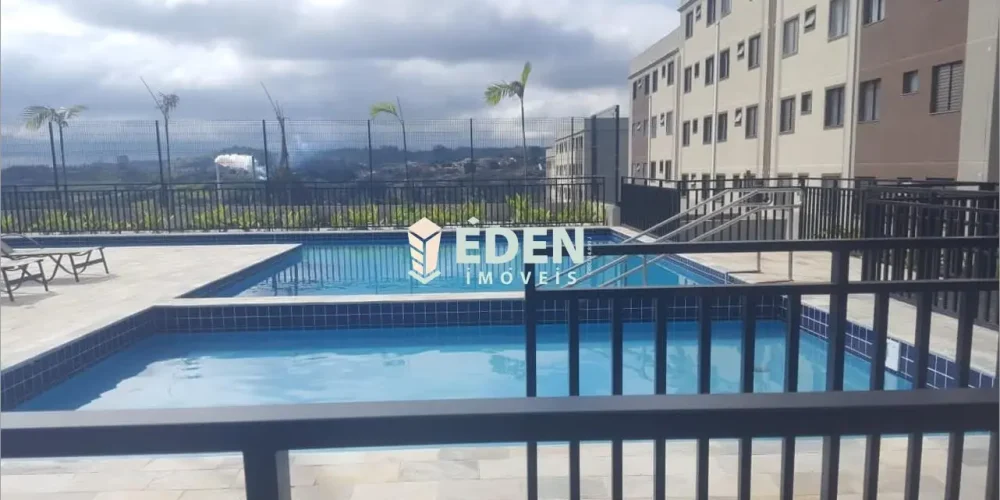 Fachada de casa térrea com portão de garagem no bairro Jardim Éden em Sorocaba