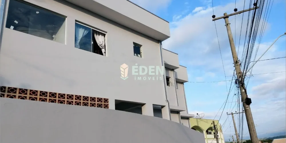 Fachada de casa térrea com portão e garagem no bairro Jardim Éden em Sorocaba
