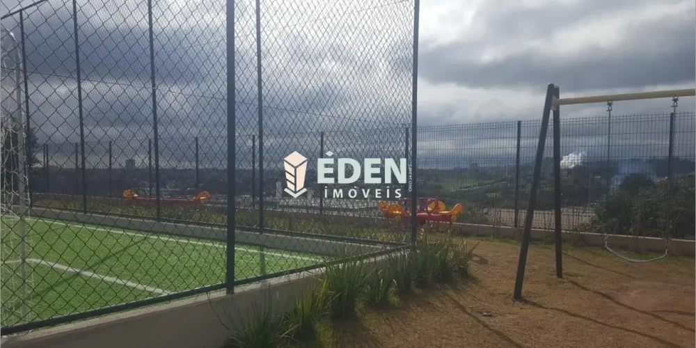 Fachada de casa térrea com garagem, portão branco e jardim no bairro Jardim Nathalia em Sorocaba