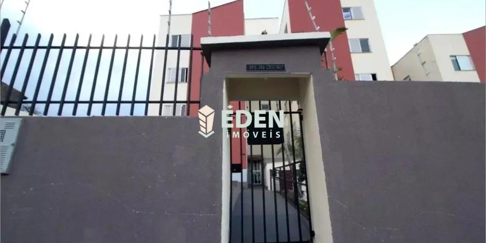 Fachada de casa térrea com portão fechado e garagem no Jardim Nathalia, em Sorocaba