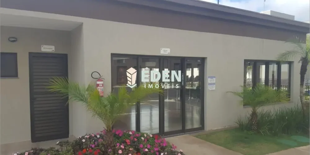 Fachada de casa térrea com portão de metal, garagem coberta e área ajardinada no bairro Jardim Éden em Sorocaba