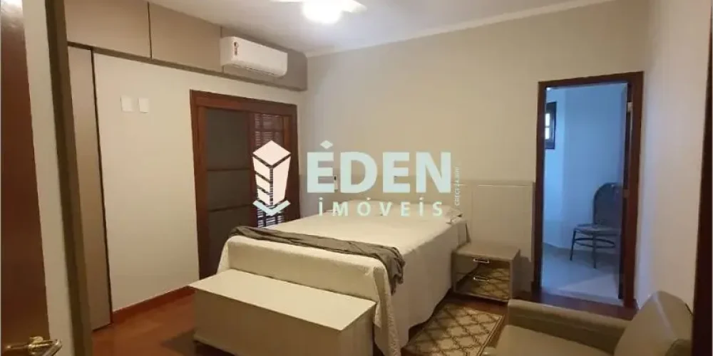 Fachada de casa sobrado de alto padrão com jardim e garagem no condomínio City Castelo em Itu, São Paulo.