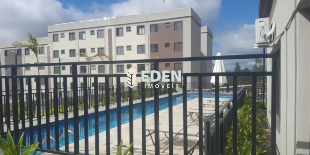 Fachada de casa térrea com portão branco e garagem coberta no bairro Jardim Nathalia em Sorocaba