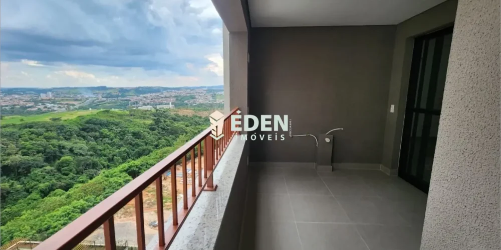 Fachada de casa térrea com portão branco e jardim no bairro Jardim Éden em Sorocaba