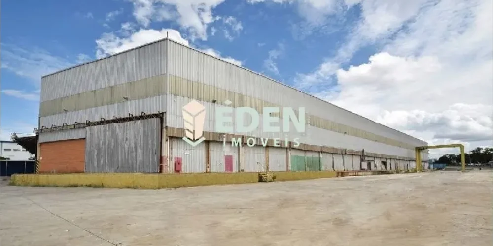 Fachada de galpão industrial de grande porte, com estacionamento amplo e linhas modernas, localizado no bairro Iporanga, Sorocaba, SP.