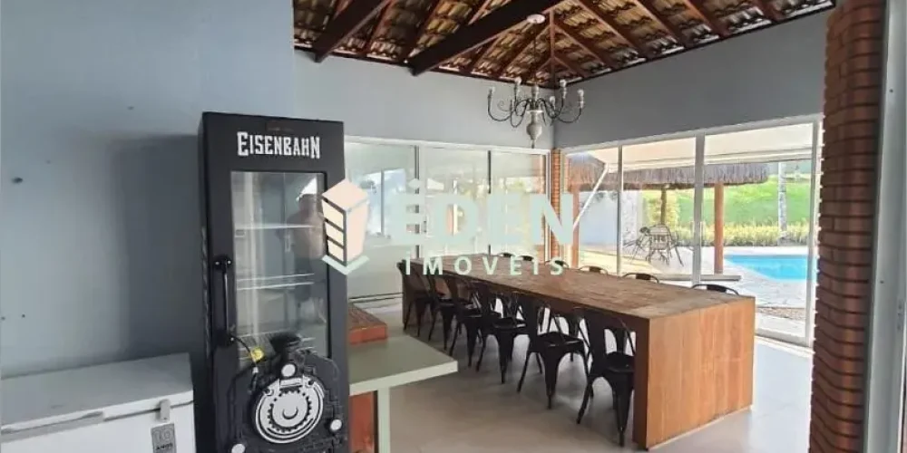 Fachada de sobrado com jardim, garagem e detalhes modernos em condomínio fechado em Itu, São Paulo.