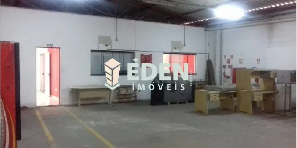 Fachada de galpão comercial amplo, com portão de metal, na Estrada do Laureano, bairro Éden, em Sorocaba.