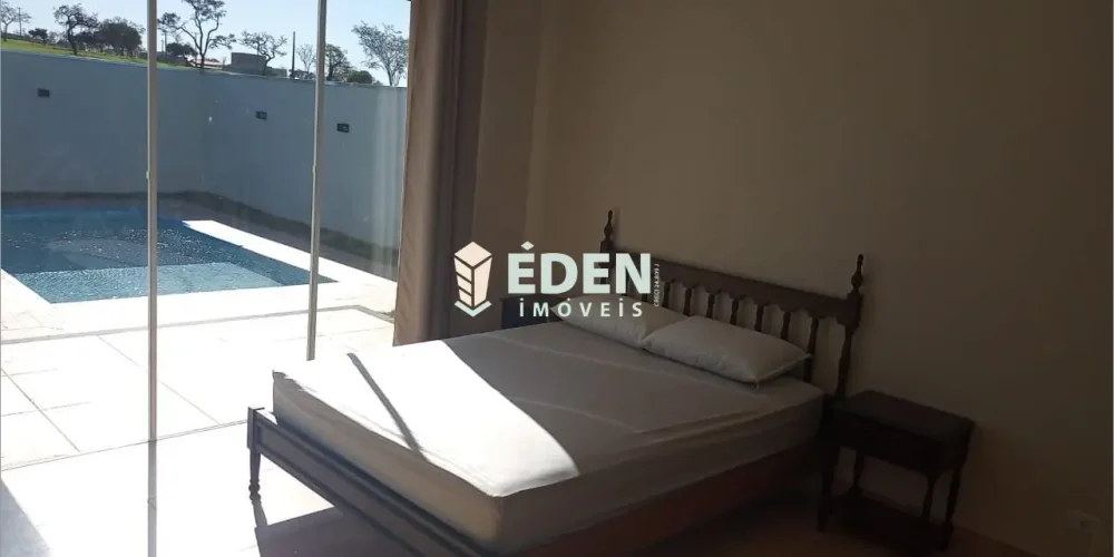 Área gourmet com churrasqueira e bancada, ambiente amplo e bem iluminado em casa térrea localizada no condomínio Riviera de Santa Cristina 3, Itaí, São Paulo.