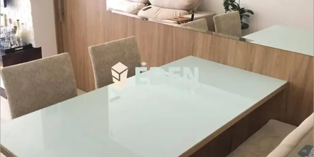 Varanda coberta de casa com espaço aberto e jardim no bairro Jardim Éden em Sorocaba