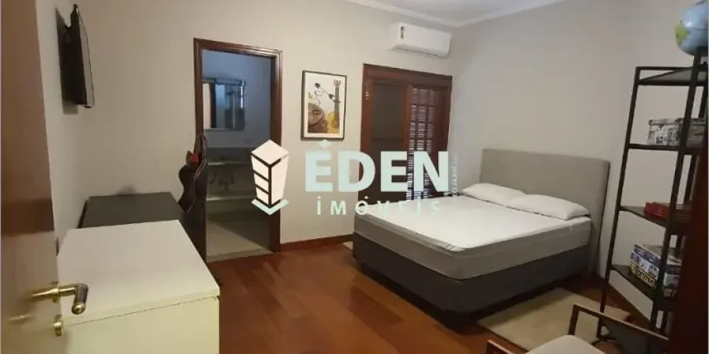 Fachada de casa de alto padrão com jardim e entrada principal no Condomínio City Castelo, bairro Vila Martins, Itu, São Paulo.