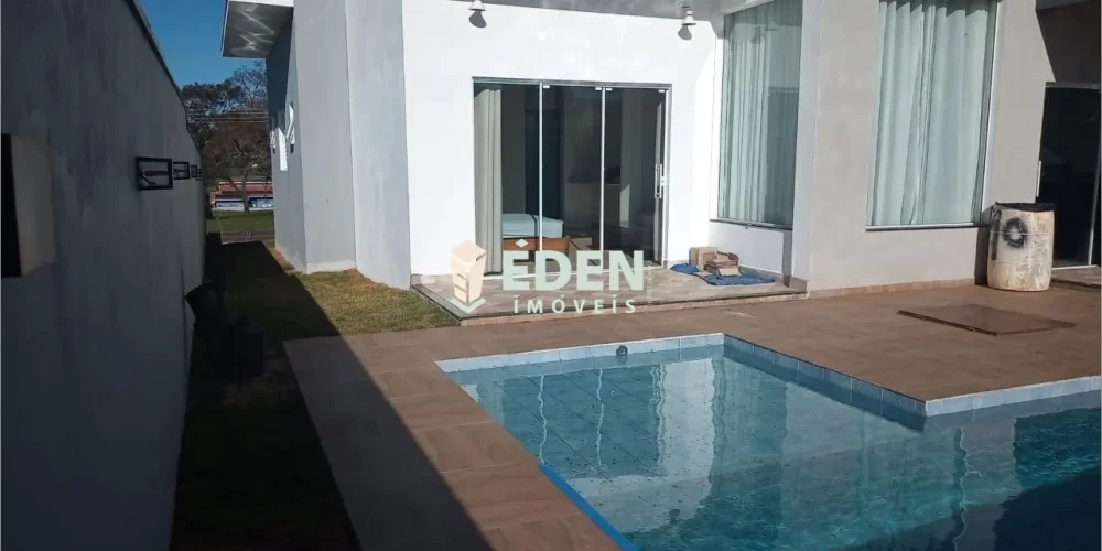 Área gourmet coberta com bancada e vista parcial para o espaço externo da casa térrea no condomínio Riviera de Santa Cristina III, em Itaí, São Paulo.
