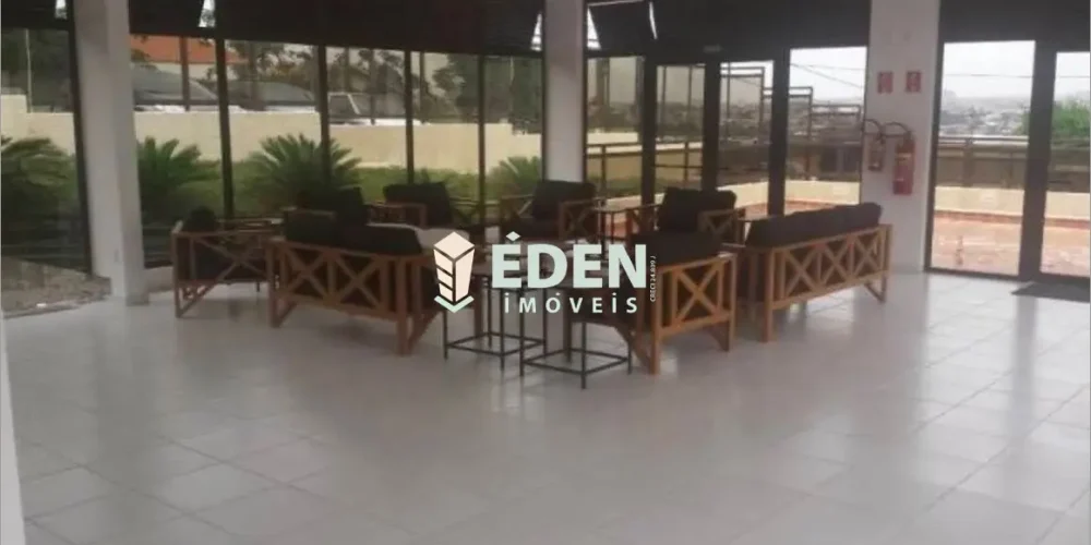 Fachada de sobrado de dois andares com garagem e jardim no bairro Jardim Éden em Sorocaba