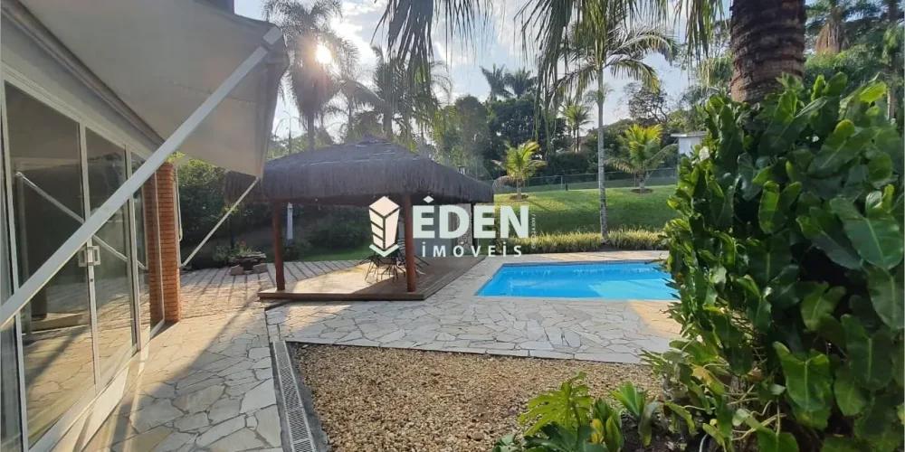 Fachada de uma casa de alto padrão com jardim e dois andares no Condomínio City Castelo, Vila Martins, Itu, São Paulo.