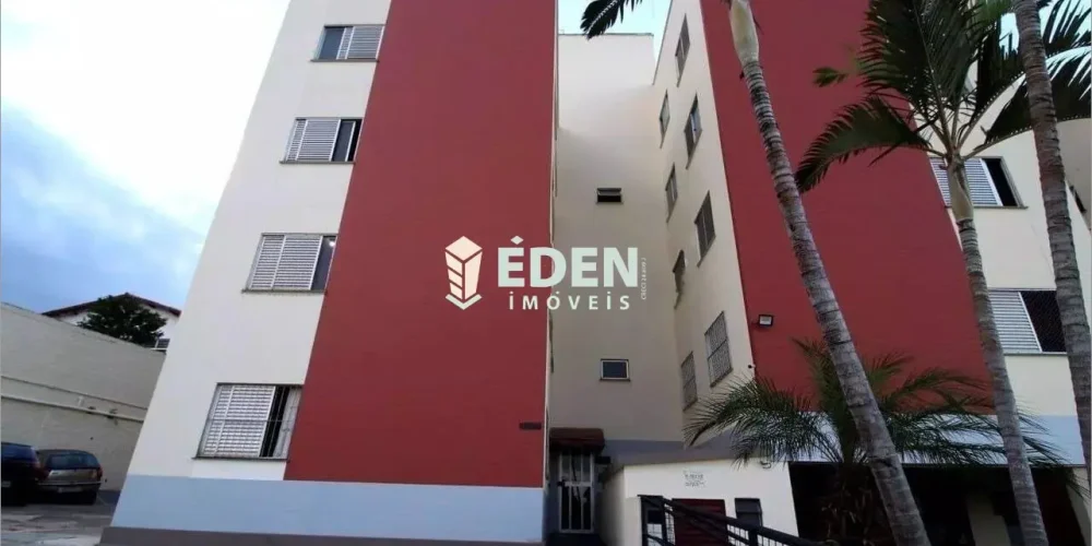 Fachada de casa térrea com portão branco e garagem no bairro Jardim Nathalia em Sorocaba