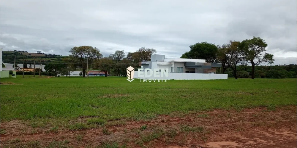 Fachada de casa térrea com jardim e garagem, localizada no Condomínio Riviera de Santa Cristina III, Itaí, São Paulo.