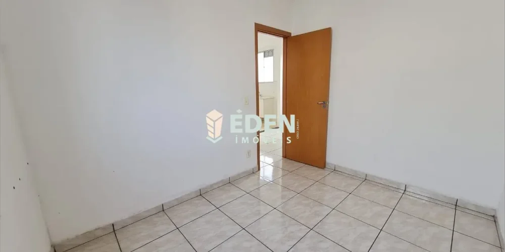 Fachada de casa térrea com portão, garagem coberta e calçada no bairro Jardim Nathalia em Sorocaba