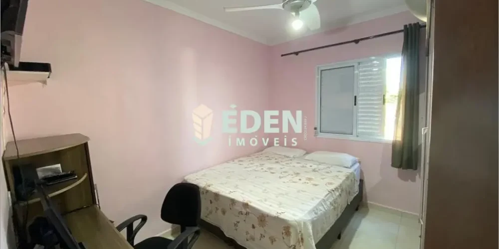 Fachada de casa térrea com entrada para garagem no bairro Jardim Éden em Sorocaba