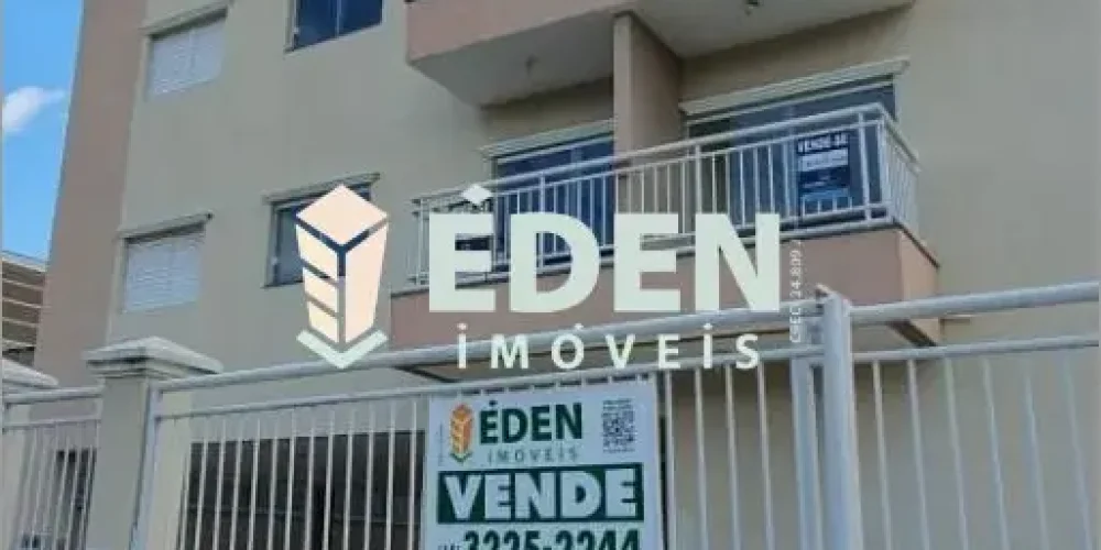 Fachada de casa térrea, parede clara e portão branco, no bairro Jardim Nathalia em Sorocaba