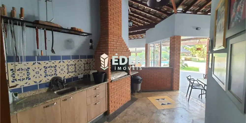 Fachada de casa de alto padrão com arquitetura moderna, jardim bem cuidado e entrada principal no Condomínio City Castelo, Itu, São Paulo.