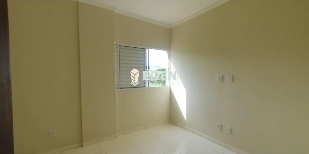 Fachada de casa térrea com portão branco e garagem no bairro Jardim Nathalia em Sorocaba