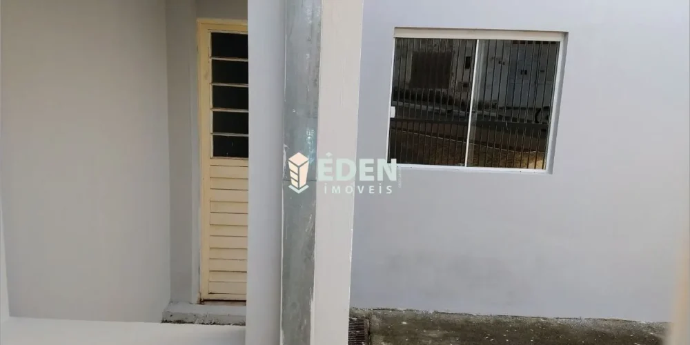 Fachada de casa térrea com garagem coberta e portão no bairro Jardim Nathalia em Sorocaba