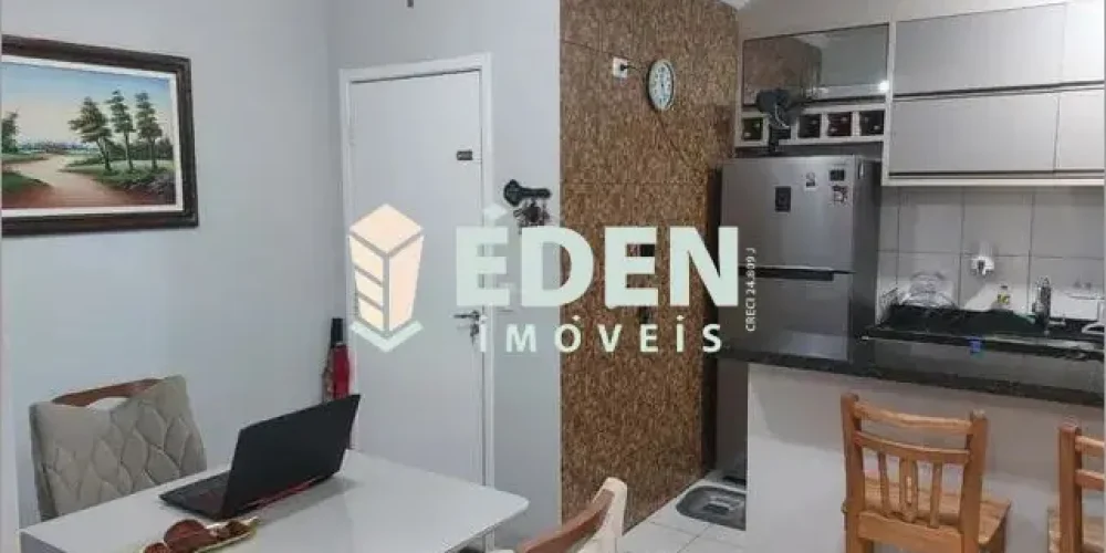 Fachada de casa térrea com portão branco e garagem no bairro Jardim Éden em Sorocaba