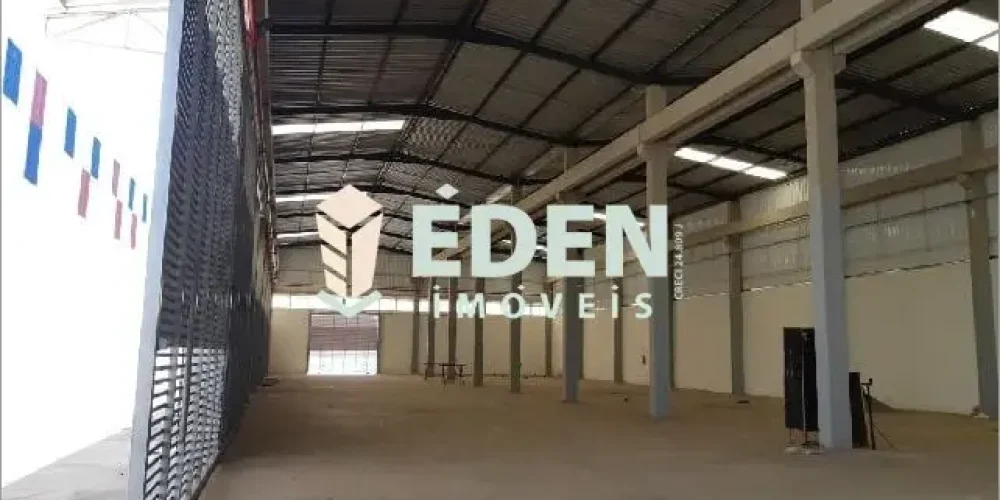 Fachada de galpão industrial com grande portão e área externa no bairro Iporanga, em Sorocaba, SP.