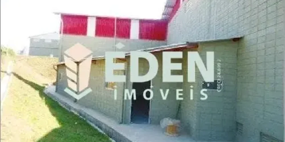 Fachada de galpão industrial amplo com portão, localizado no bairro Jardim Ibiti do Paço em Sorocaba.