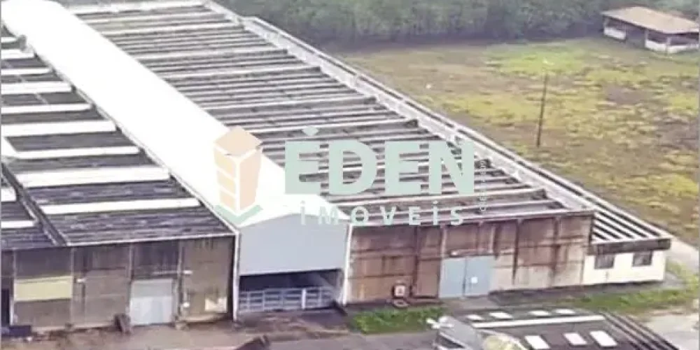 Fachada de galpão industrial com amplo espaço externo no bairro Éden em Sorocaba, São Paulo.