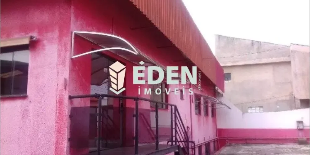 Fachada de galpão comercial com portão de entrada e estrutura ampla na Estrada do Laureano, Éden, em Sorocaba.