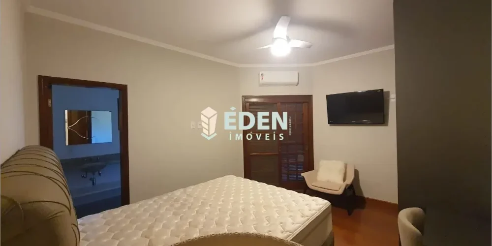 Fachada de casa de dois andares com garagem e jardim no Condomínio City Castelo em Itu, São Paulo.