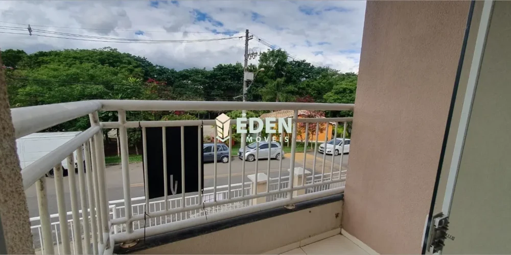 Sala de casa térrea com janelas grandes e piso claro no Jardim Nathalia em Sorocaba