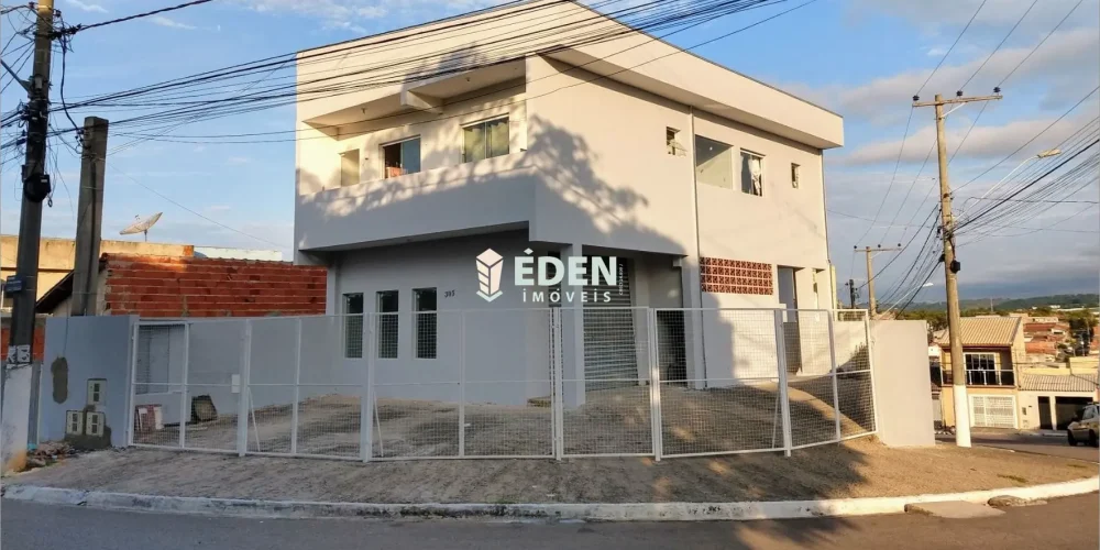 Fachada de casa térrea com portão branco e garagem no bairro Jardim Nathalia em Sorocaba