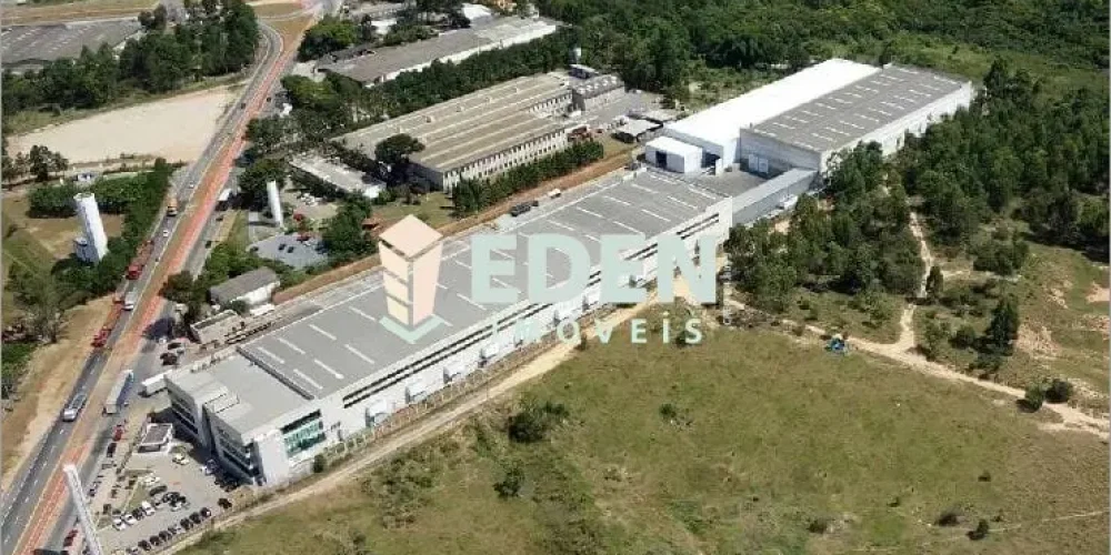 Fachada de galpão industrial amplo com área externa, localizado no bairro Aparecidinha em Sorocaba SP.