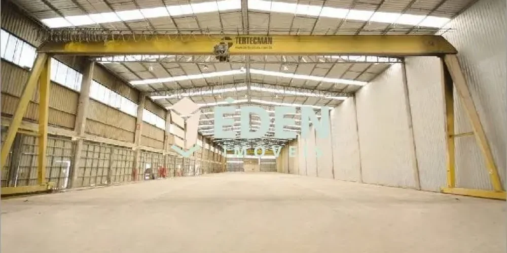 Imagem de galpão industrial amplo com estrutura metálica, pé direito alto e grande área interna localizado em Iporanga, Sorocaba.
