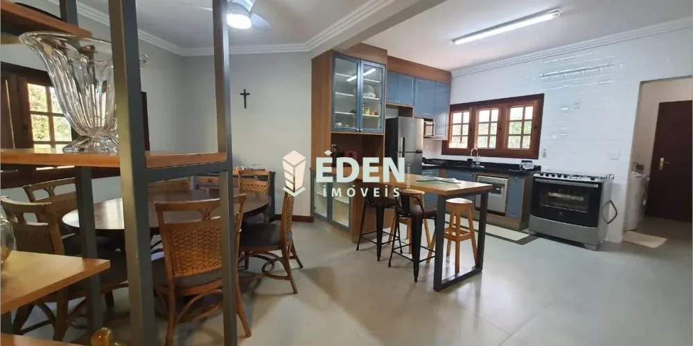 Fachada de sobrado de alto padrão com jardim e garagem no Condomínio City Castelo, Itu, São Paulo.