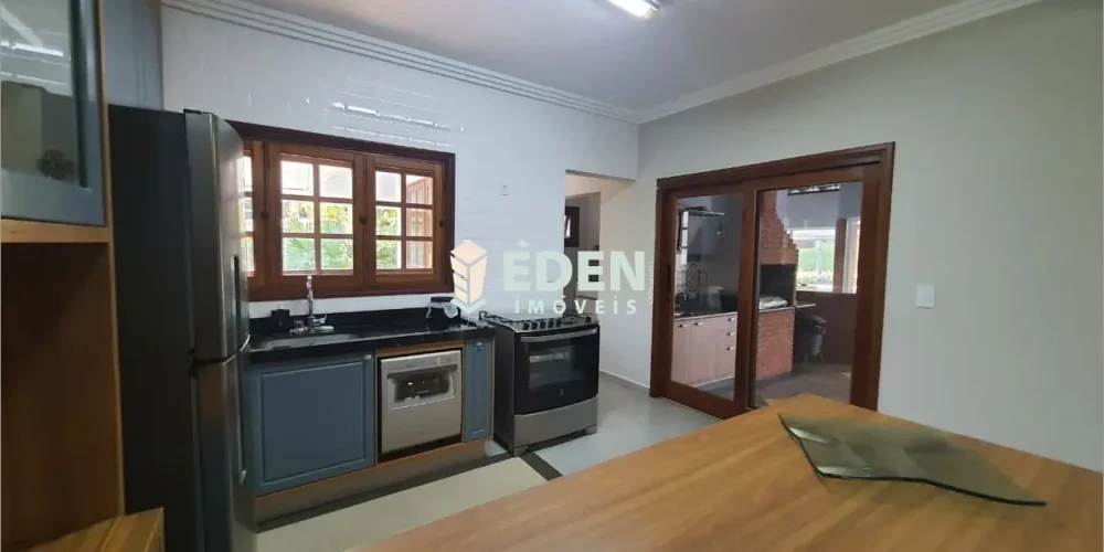 Fachada de casa de alto padrão com jardim e garagem no Condomínio City Castelo, Itu, São Paulo.