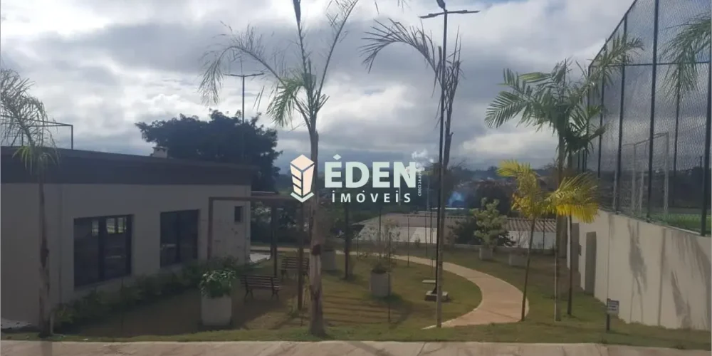 Fachada de casa térrea com portão, garagem e pequeno jardim no Jardim Nathalia em Sorocaba